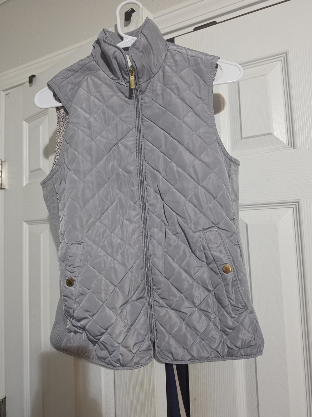 Adrienne Vittadini Quilted Sleeveless Vest in Light Gray